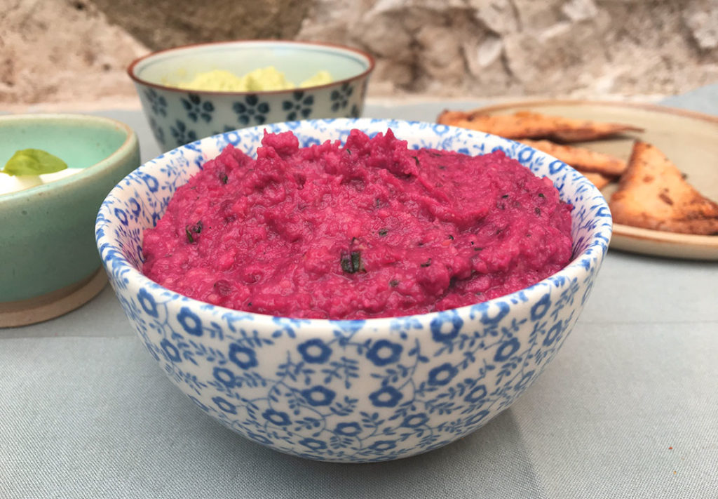 Rødmende rødbethummus