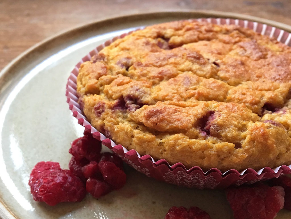 Barnevennlige muffins med søtpotet og bringebær