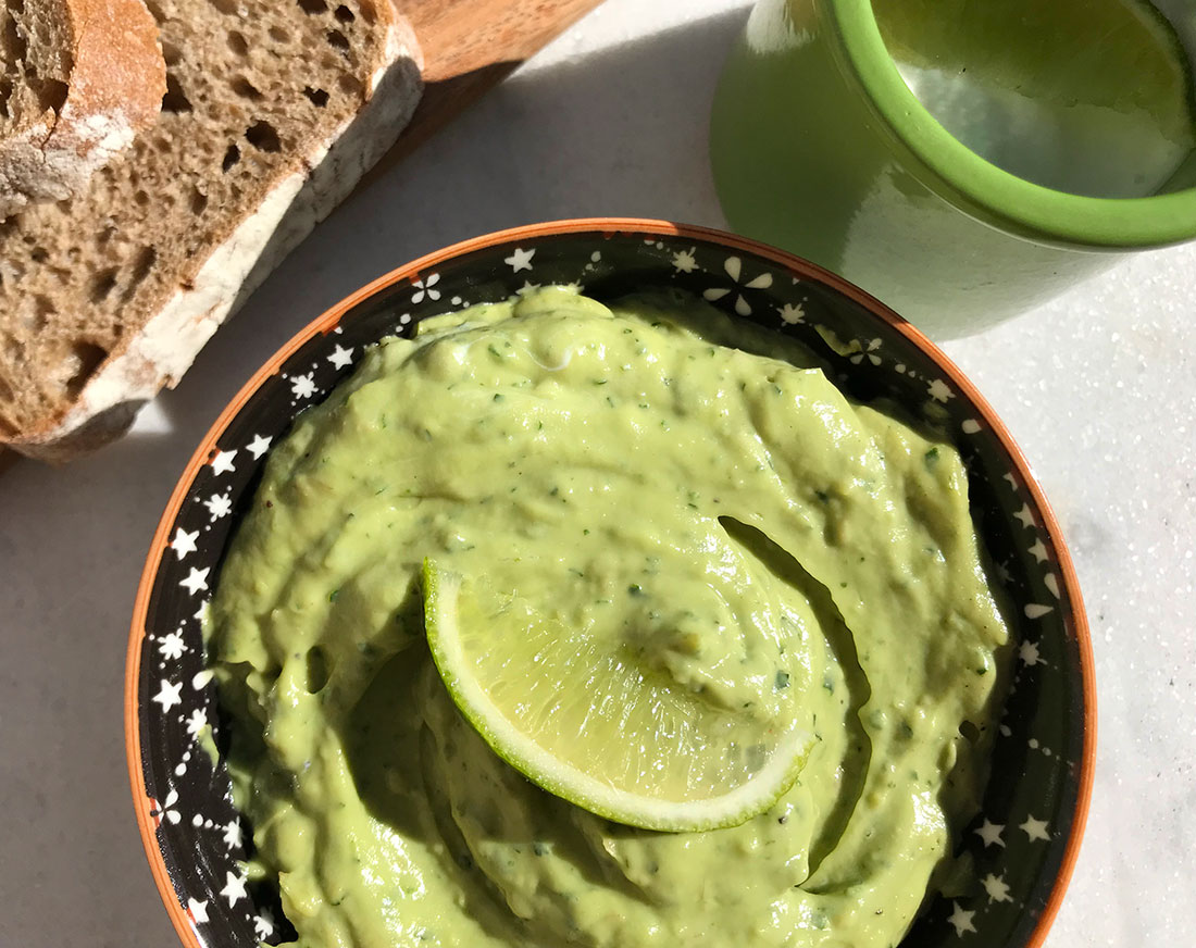 Kremet dip med avokado og koriander