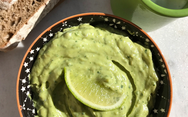 Kremet dip med avokado og koriander