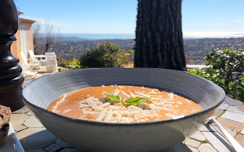 Kremet tomatsuppe med basilikum og parmesan