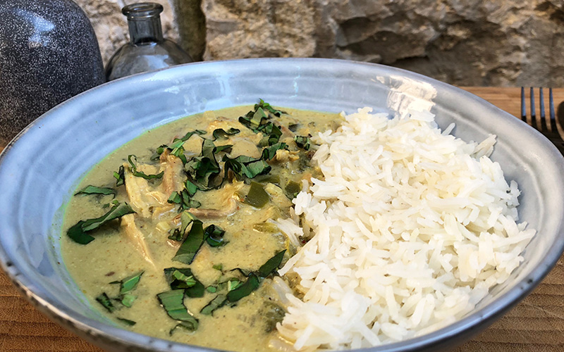 Kyllingcurry med basilikum og kokosmelk