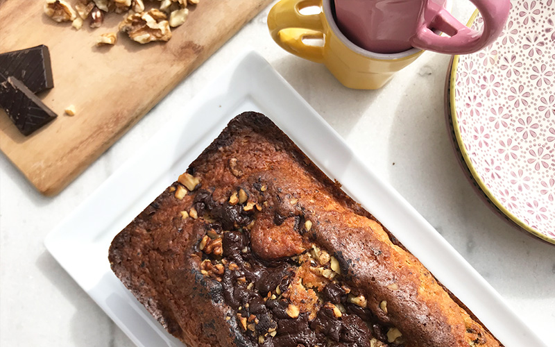 Enkel yoghurtkake med sjokolade og nøtter
