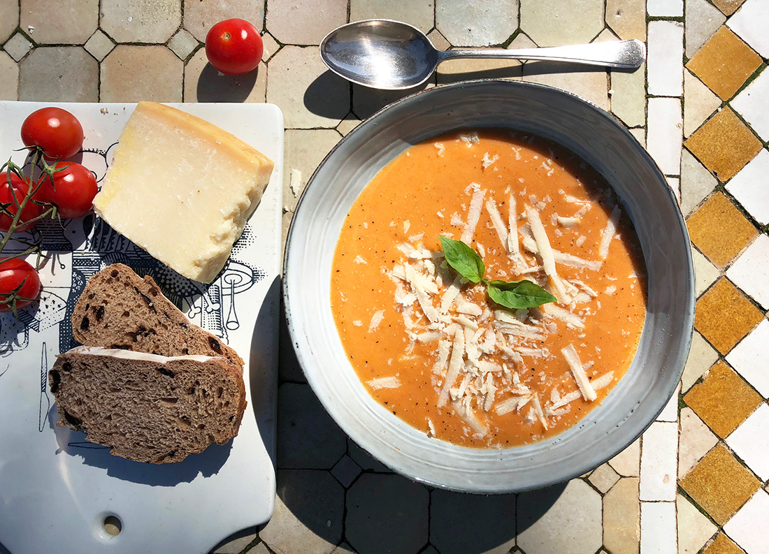 Kremet tomatsuppe med basilikum og parmesan