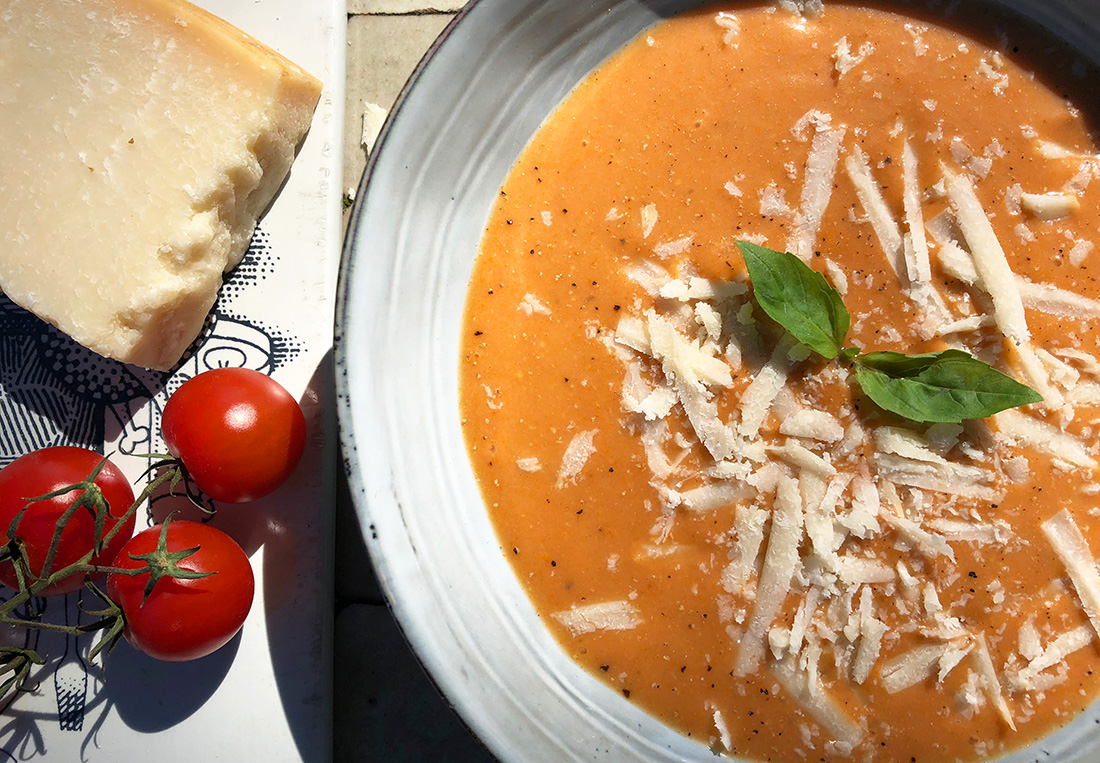 Kremet tomatsuppe med basilikum og parmesan