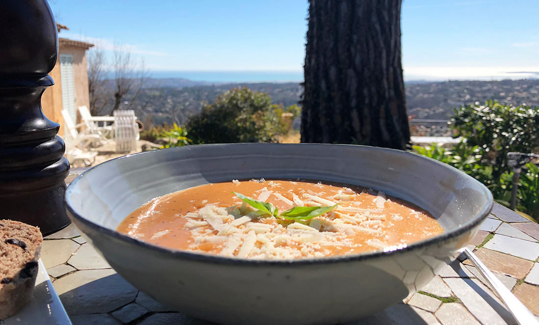Kremet tomatsuppe med basilikum og parmesan