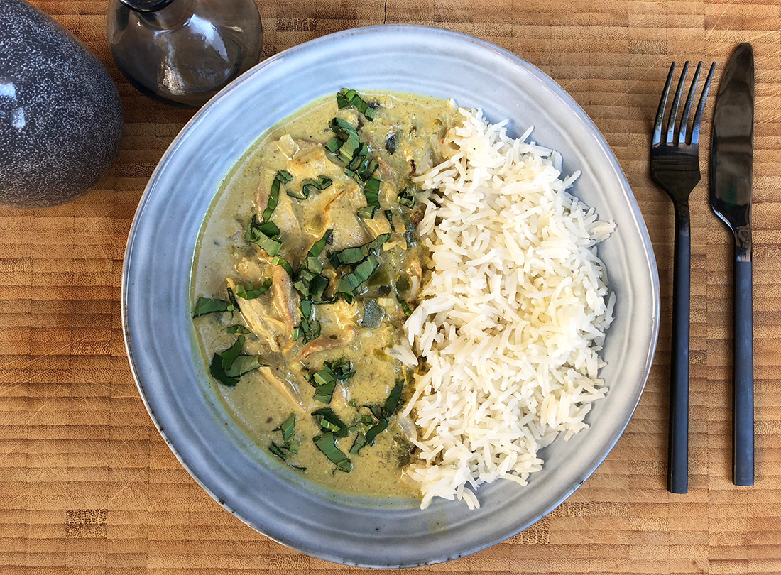 Kyllingcurry med basilikum og kokosmelk