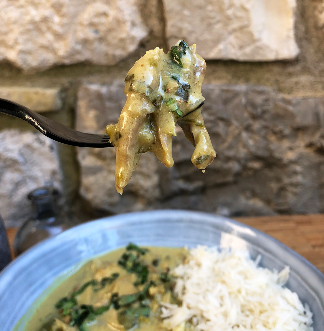 Kyllingcurry med basilikum og kokosmelk