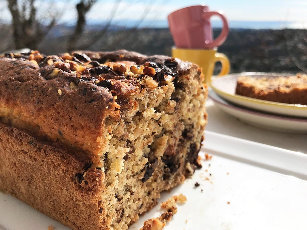 Enkel yoghurtkake med sjokolade og nøtter