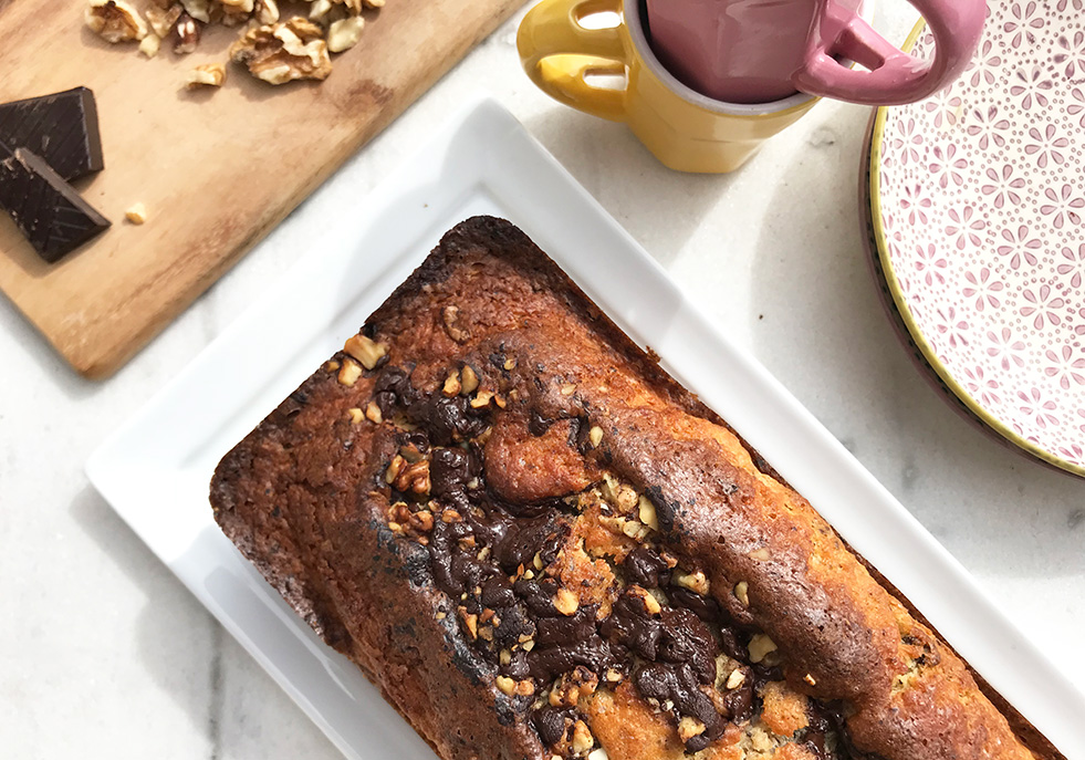 Enkel yoghurtkake med sjokolade og nøtter