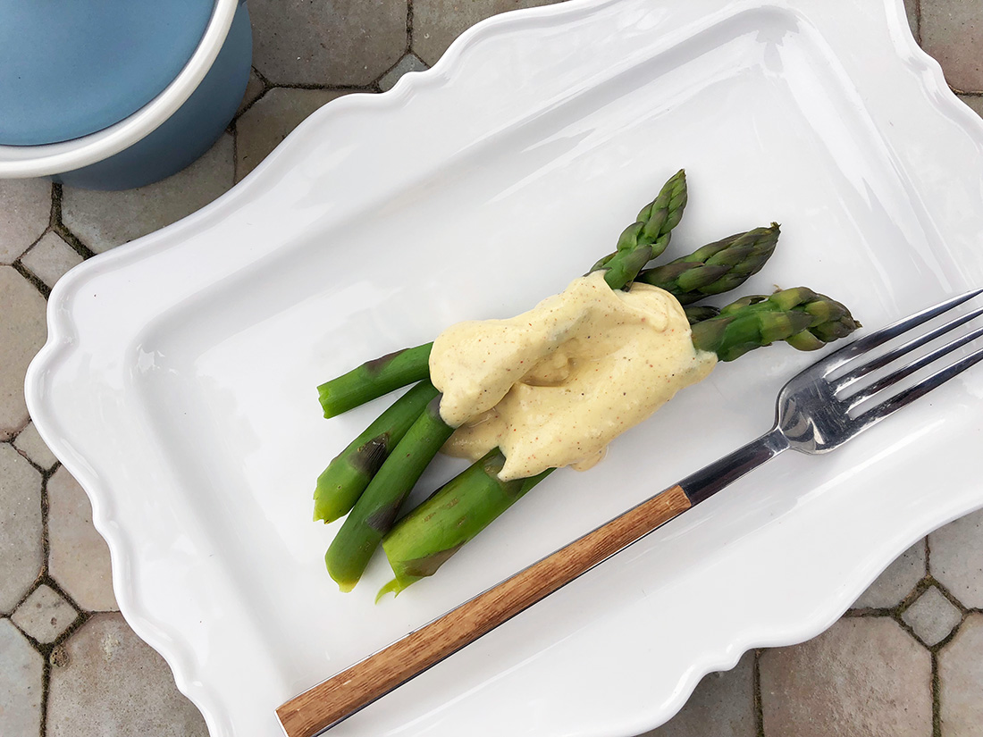 Asparges-med-lett-hollandaise