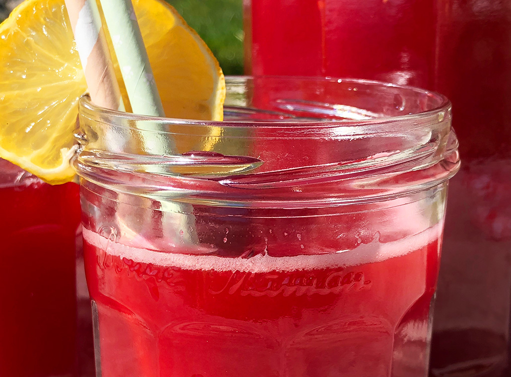 Frisk bringebær-og sitronlimonade