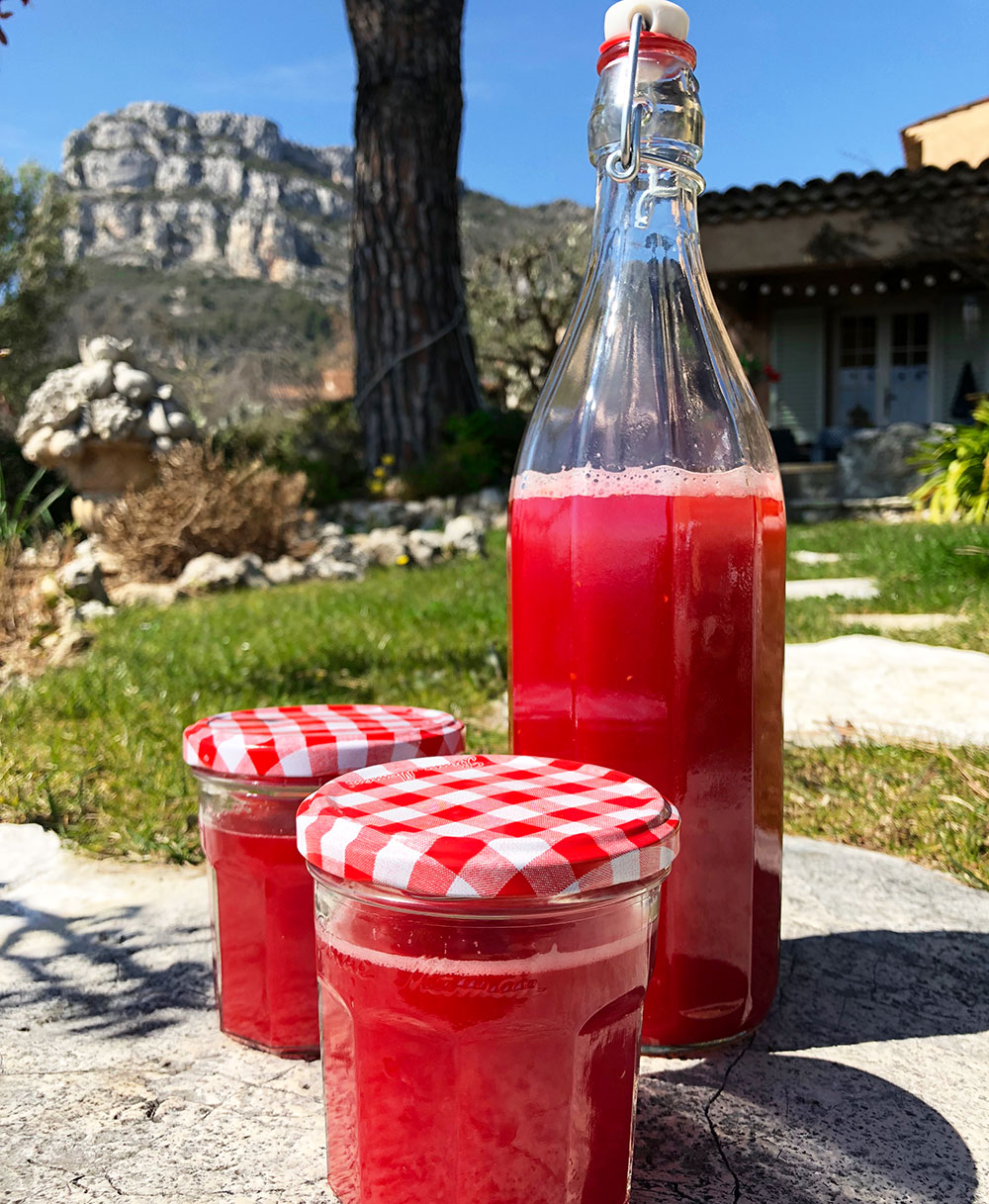 Frisk bringebær-og sitronlimonade