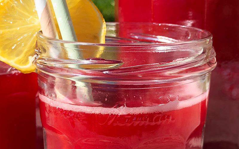 Frisk bringebær-og ananaslimonade