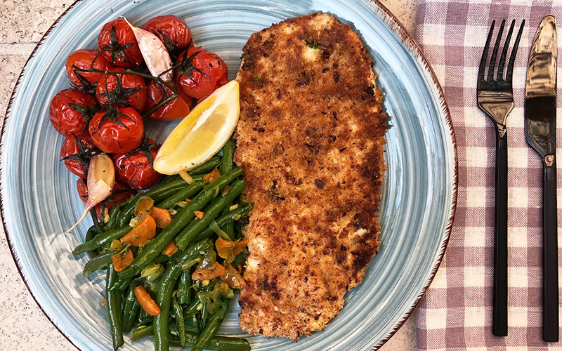 Hjemmelaget schnitzel med tomater og aspargesbønner