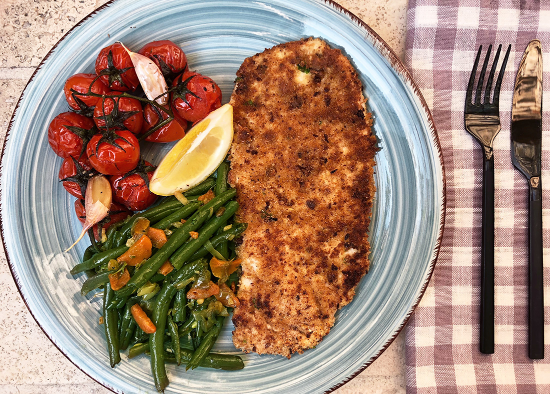 Hjemmelaget schnitzel med tomater og aspargesbønner