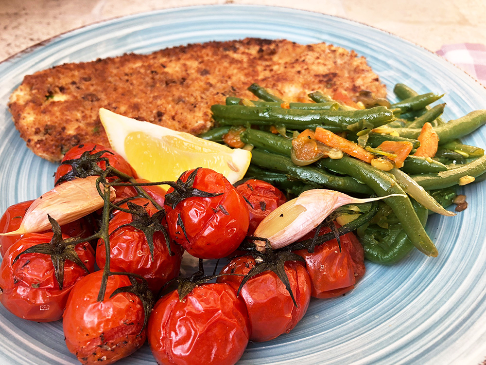 Hjemmelaget schnitzel med tomater og aspargesbønner