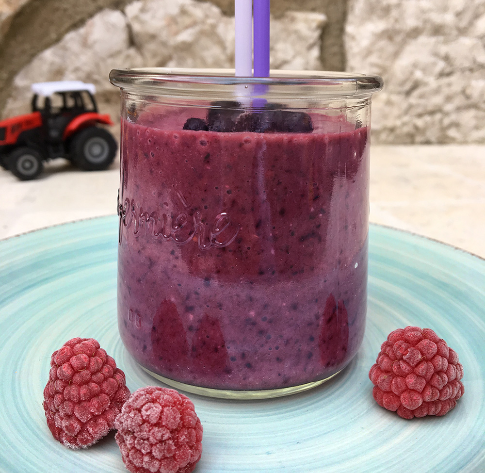 Barnevennlig smoothie med banan, spinat og blåbær