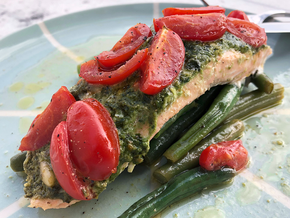Alt-i-ett laksepakke med aspargesbønner, pesto og cherrytomater