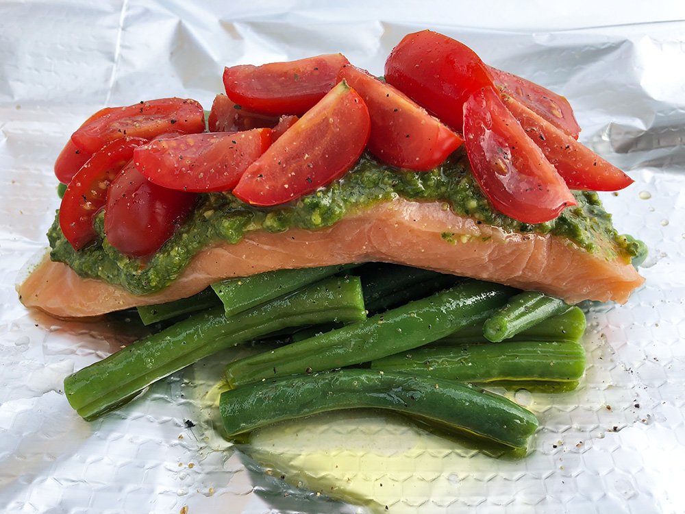 Alt-i-ett laksepakke med aspargesbønner, pesto og cherrytomater