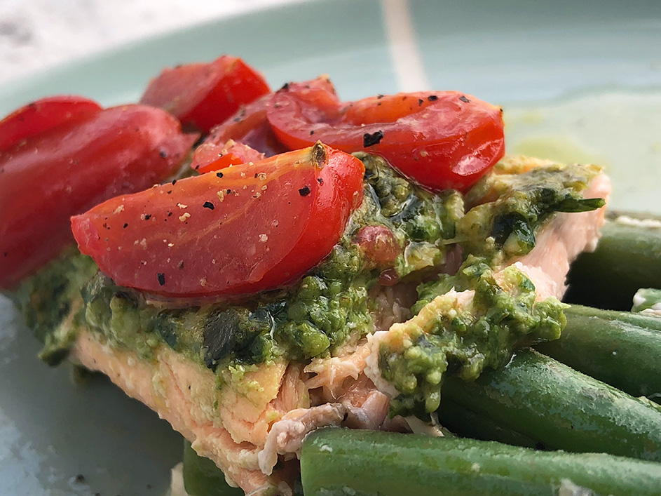 Alt-i-ett laksepakke med aspargesbønner, pesto og cherrytomater