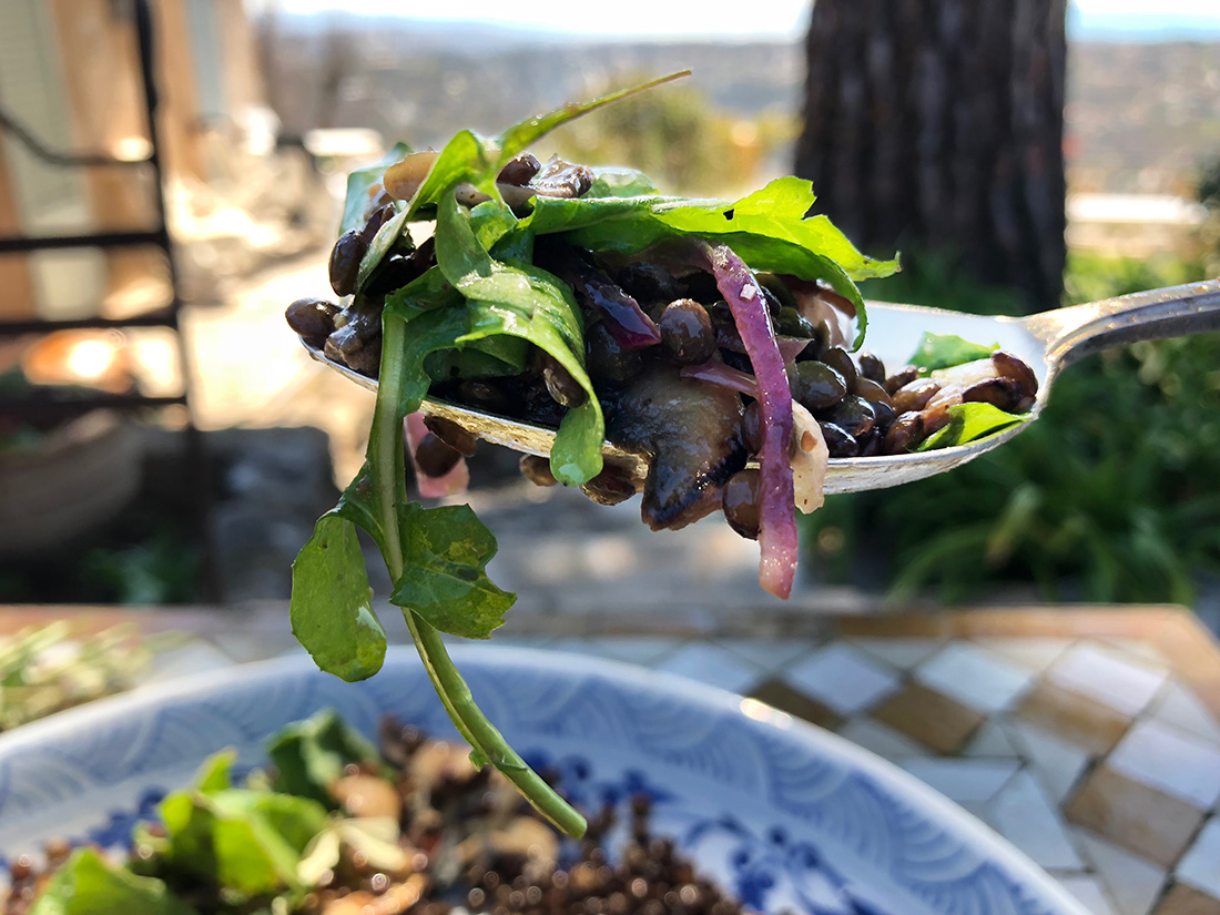 Frisk og sommerlig linsesalat med sopp
