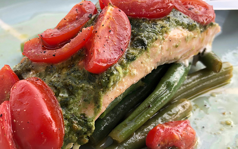 Alt-i-ett laksepakke med aspargesbønner, pesto og cherrytomater