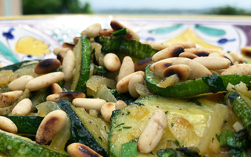 Sautert squash med mynte, basilikum og pinjekjerner