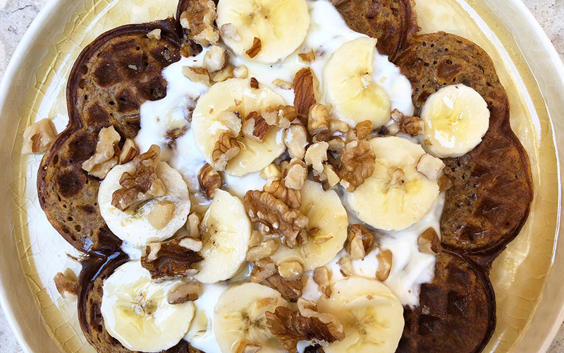 Søt og sunn frokostvaffel med gresskar og kanel