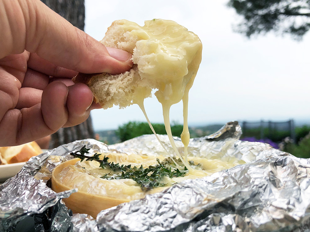 Grillet camembert med hvitløk og timian