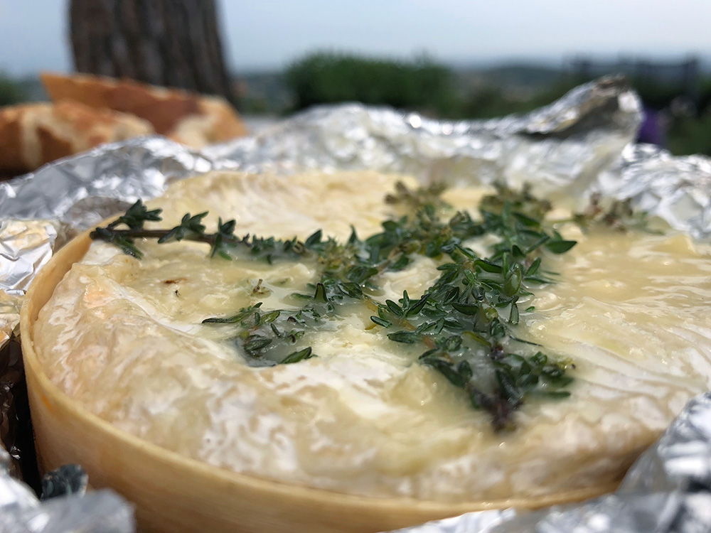 Grillet camembert med hvitløk og timian