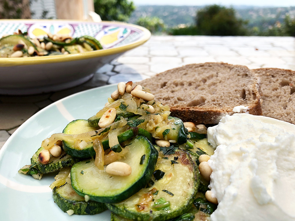 Sautert squash med mynte, basilikum og pinjekjerner