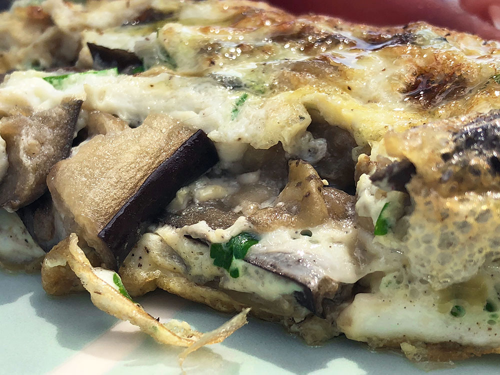 Eggehviteomelett med bakt aubergine og fersk koriander