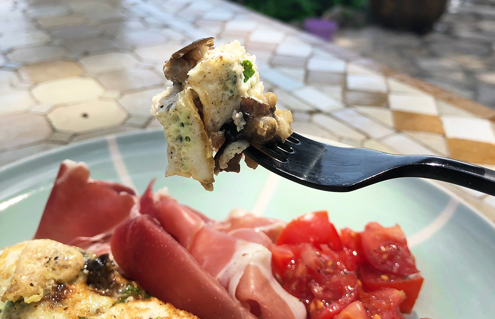 Eggehviteomelett med bakt aubergine og fersk koriander