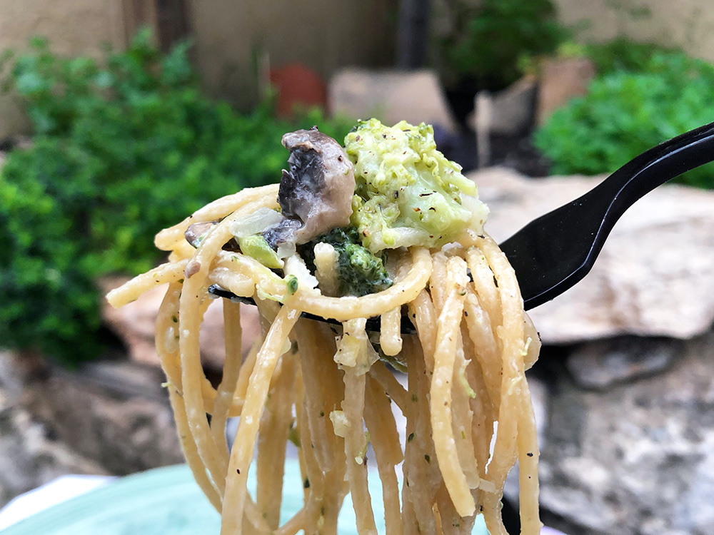 Lett pasta primavera i én kjele