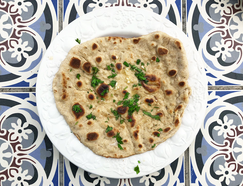 Hjemmelaget nanbrød med hvitløk og koriander