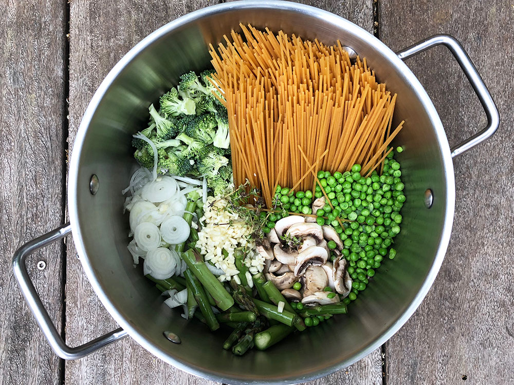 Lett pasta primavera i én kjele