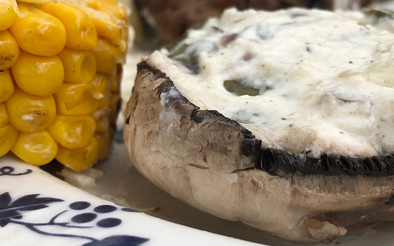 Grillet sjampinjong fylt med creme fraiche, hvitløk og urter