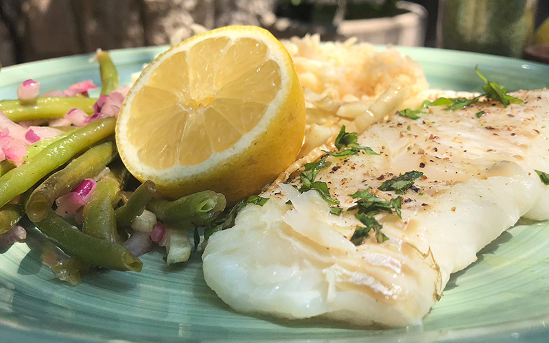 Ovnsbakt torsk med sitronsaus og blomkålris