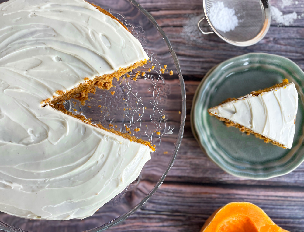 Generøs gresskarkake med kremet glasur