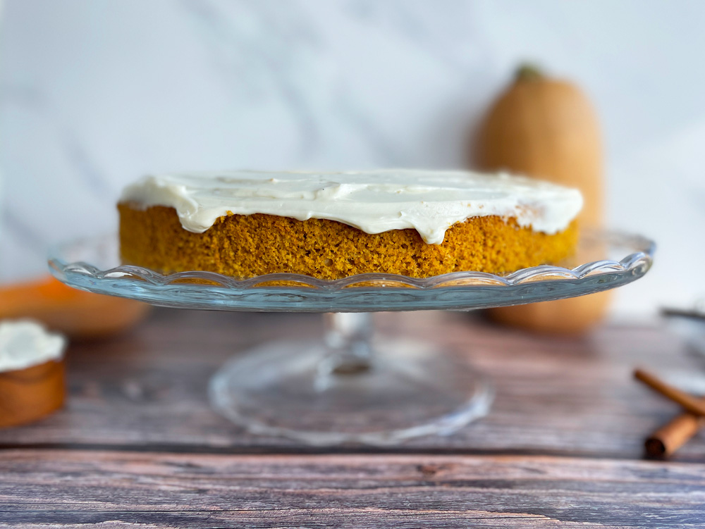 Generøs gresskarkake med kremet glasur