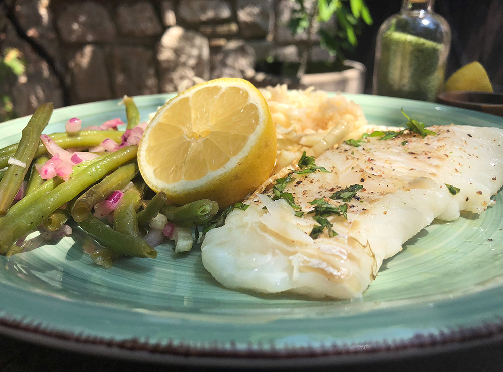 Ovnsbakt torsk med sitronsaus og blomkålris