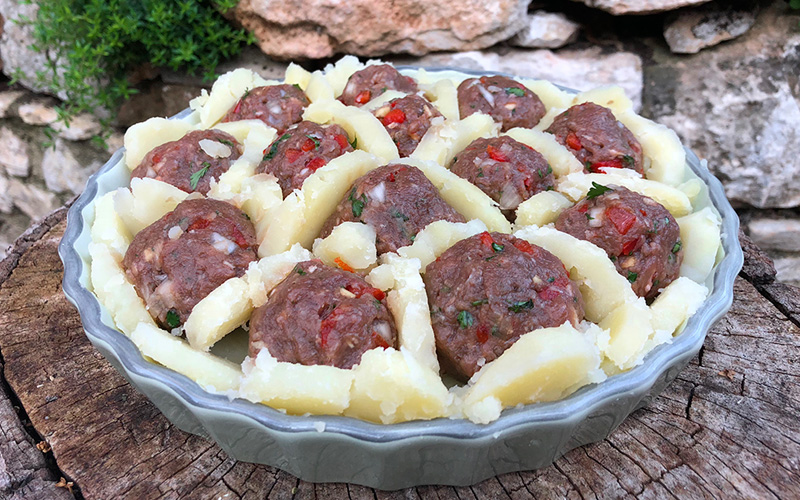 Potetgrateng med innbakte kjøttboller