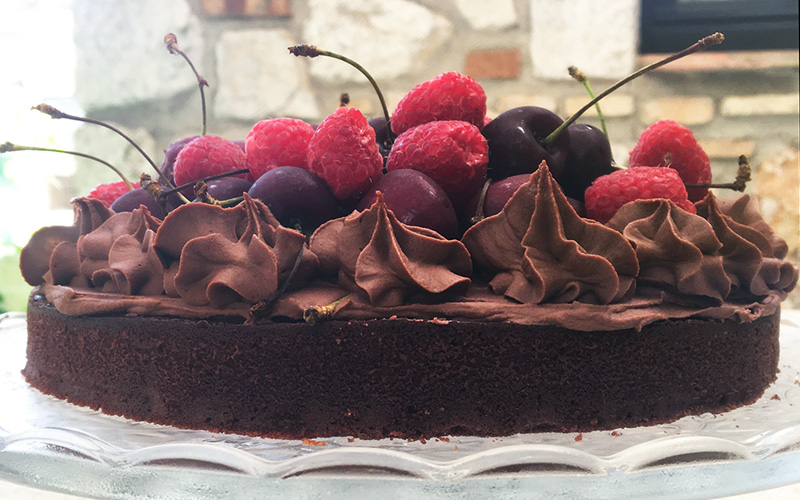 Saftig og strøken sjokoladekake med kirsebær og bringebær