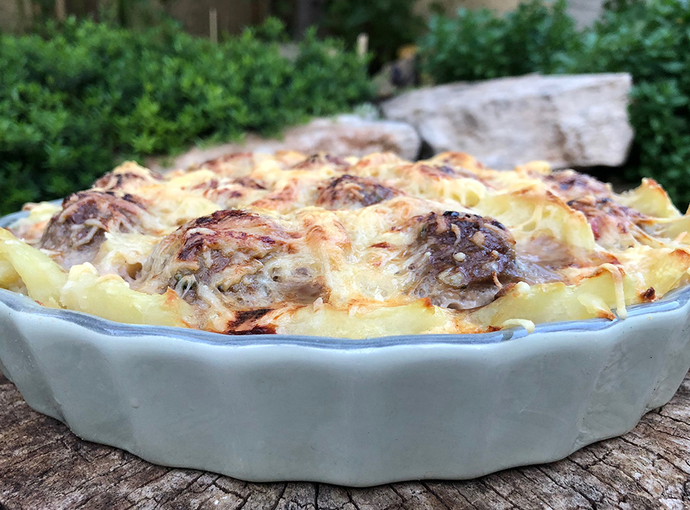 Potetgrateng med innbakte kjøttboller