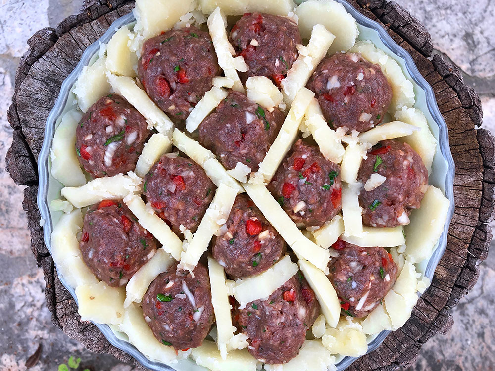 Potetgrateng med innbakte kjøttboller