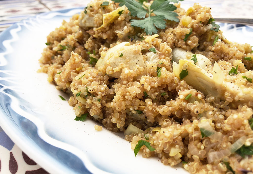 Frisk quinoasalat med stekte artisjokkhjerter