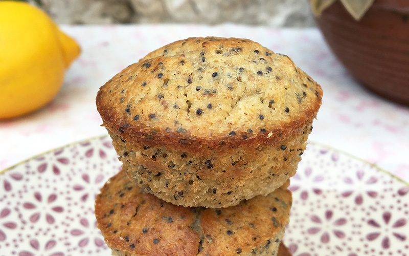 Saftige minimuffins med sitron og sesamfrø