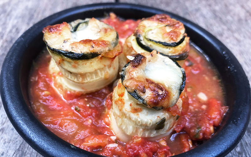 Squashruller i tomatsaus fylt med ricotta og salsiccia