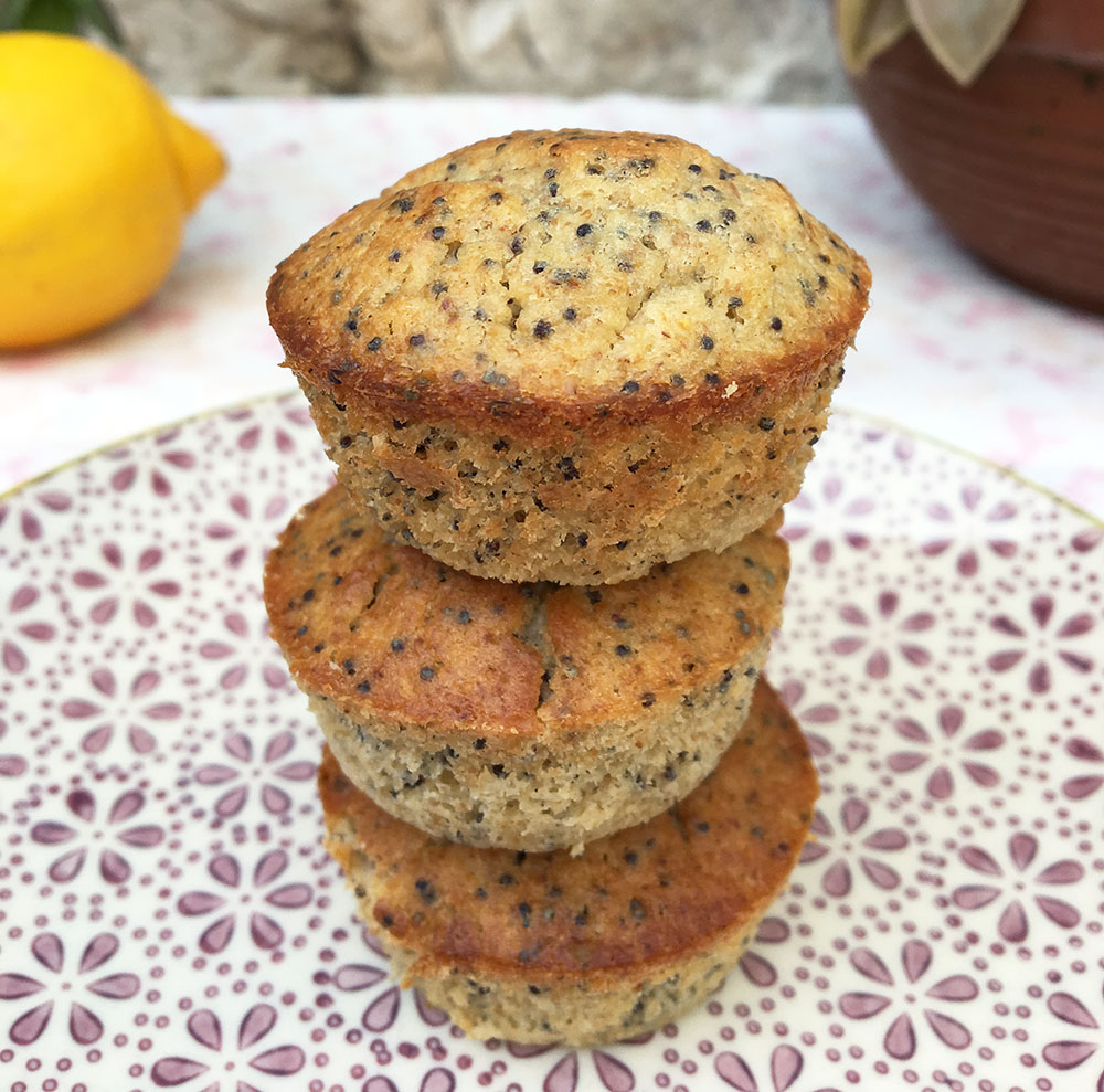 Saftige minimuffins med sitron og sesamfrø